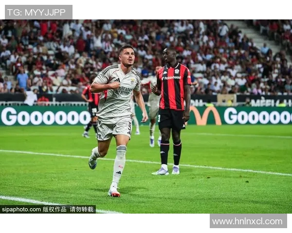 13号足球明星前锋的传奇之路与辉煌成就揭秘