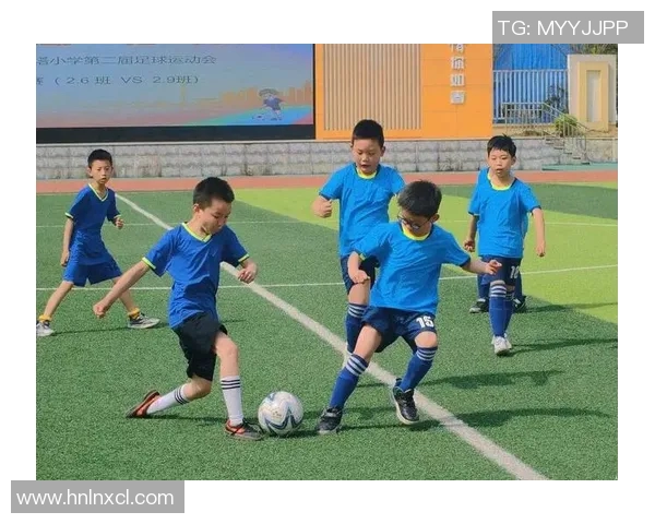 团队合作猜测足球明星名字的趣味挑战活动